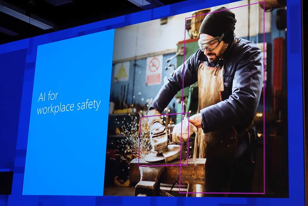 会場に作業場をイメージしたセットを作成。そこを画像認識することで、備品や人員の管理を行なうデモを展開した。不審人物の存在や事故につながる問題については、自動的にスマホへ通知される