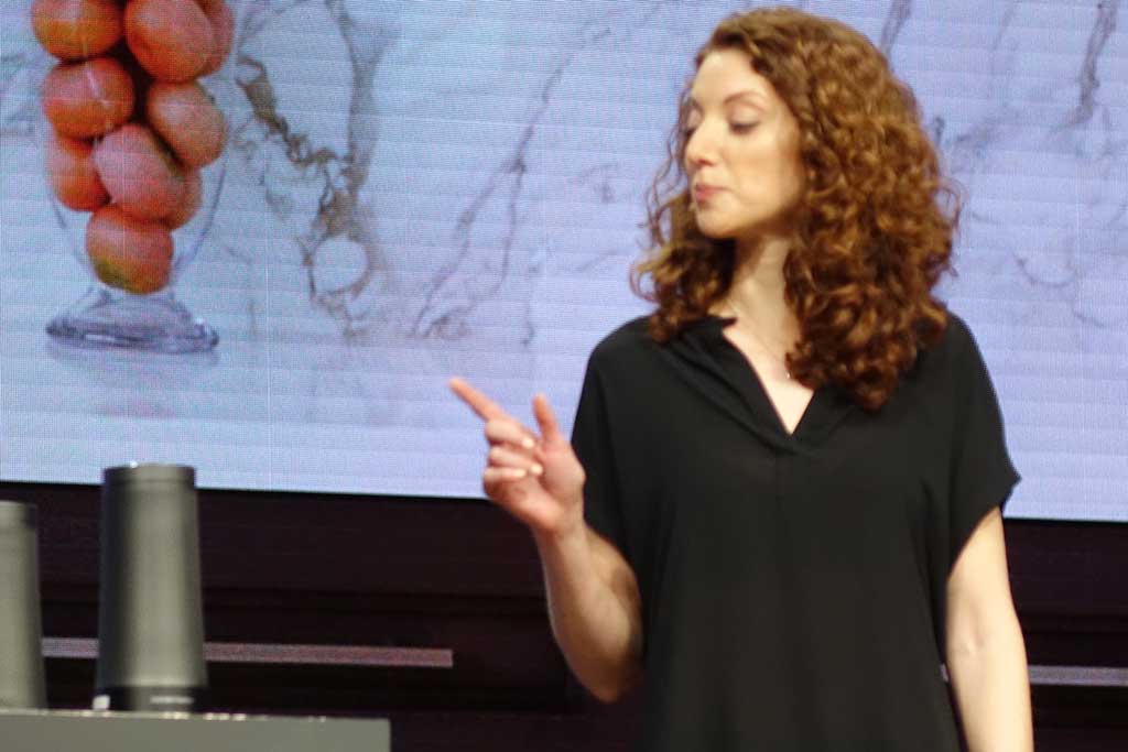 一日目の基調講演では、Microsoft Graphで連携し、スマートスピーカーからスマホ、自動車の中へと、コルタナで音声連携しながら生活するデモが行なわれた