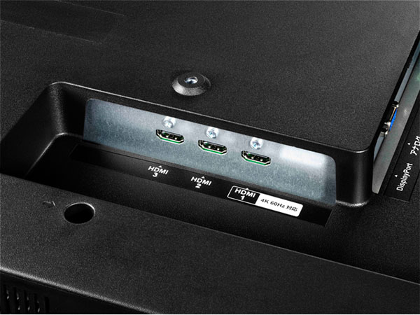 背面にHDMI端子を3基装備。1系統は4K60p/HDCP 2.2に対応
