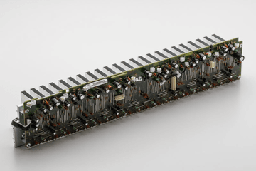 マランツ、旭化成DAC搭載など内部を刷新した105mmの薄型AVアンプ