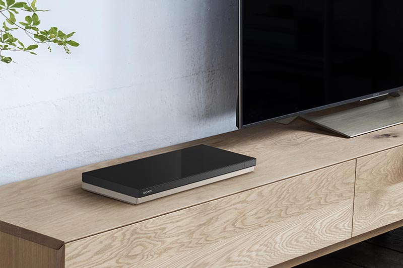 本体下部とBRAVIAのスタンド部分の色相を合わせている