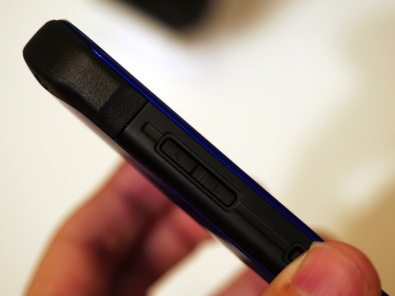 左側の音量調整ボタン