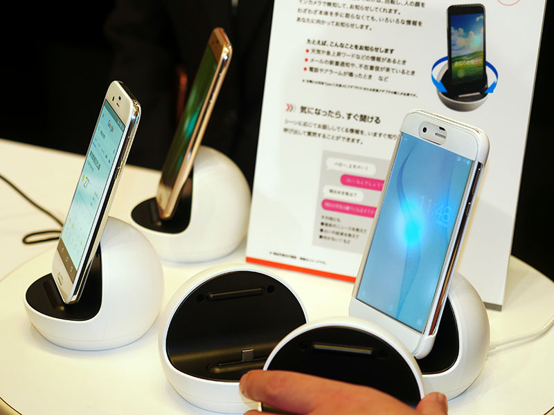 回る充電台「ロボクル」を同梱