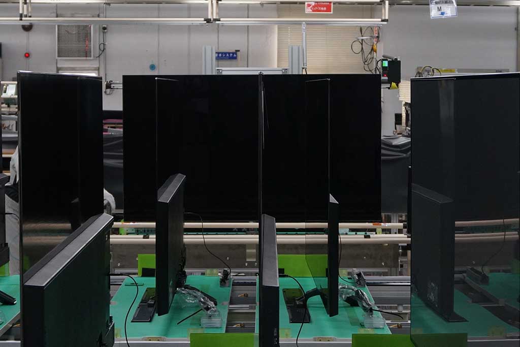 レーザーで反りを確認(奥のテレビ)