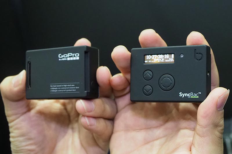 左がGoPro、右が、背面に装着するタイムコードシンク用アダプタ「SyncBac PRO」