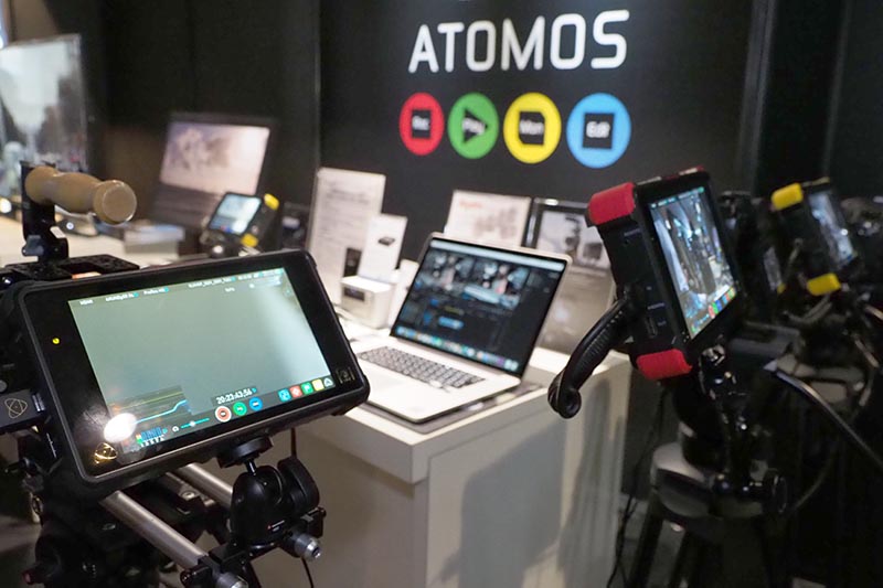 SSDレコーダなどを展示するATOMOS