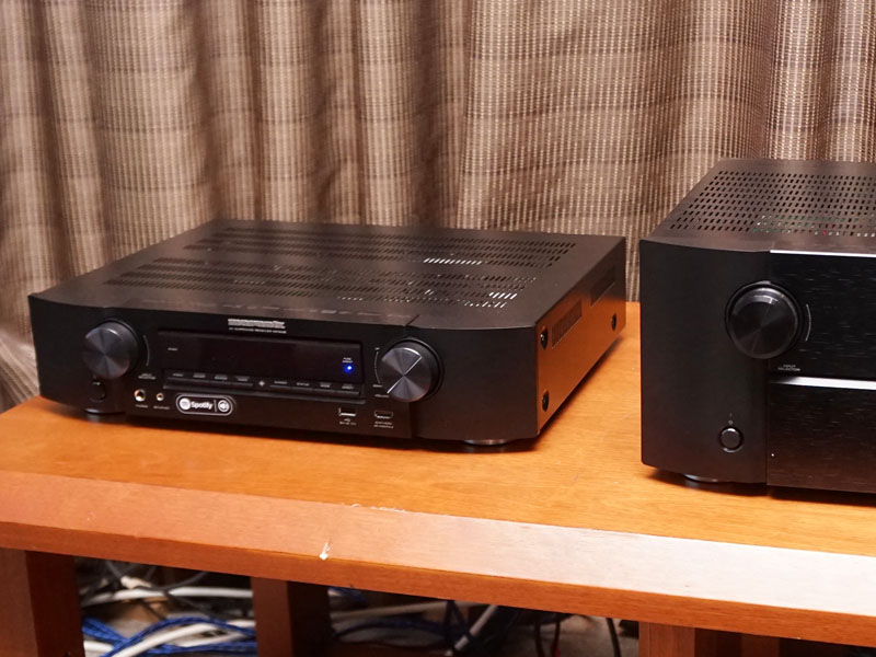 左が薄型AVアンプ「NR1608」。右のAVプリ「AV8802A」と比べると、薄さがわかる