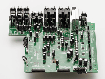 レビュー】薄型AVアンプとスピーカー2個でも楽しめる!? マランツ