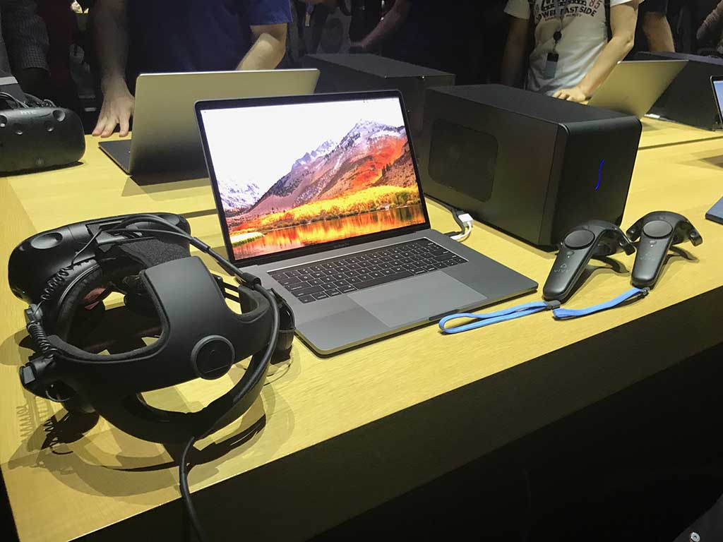 Thunderbolt3対応のMacBook Proでは、外付けのGPUボックスを使ってVRなどの対応も可能に。写真に写っているのは、外付けグラフィックス開発用のターゲットキット