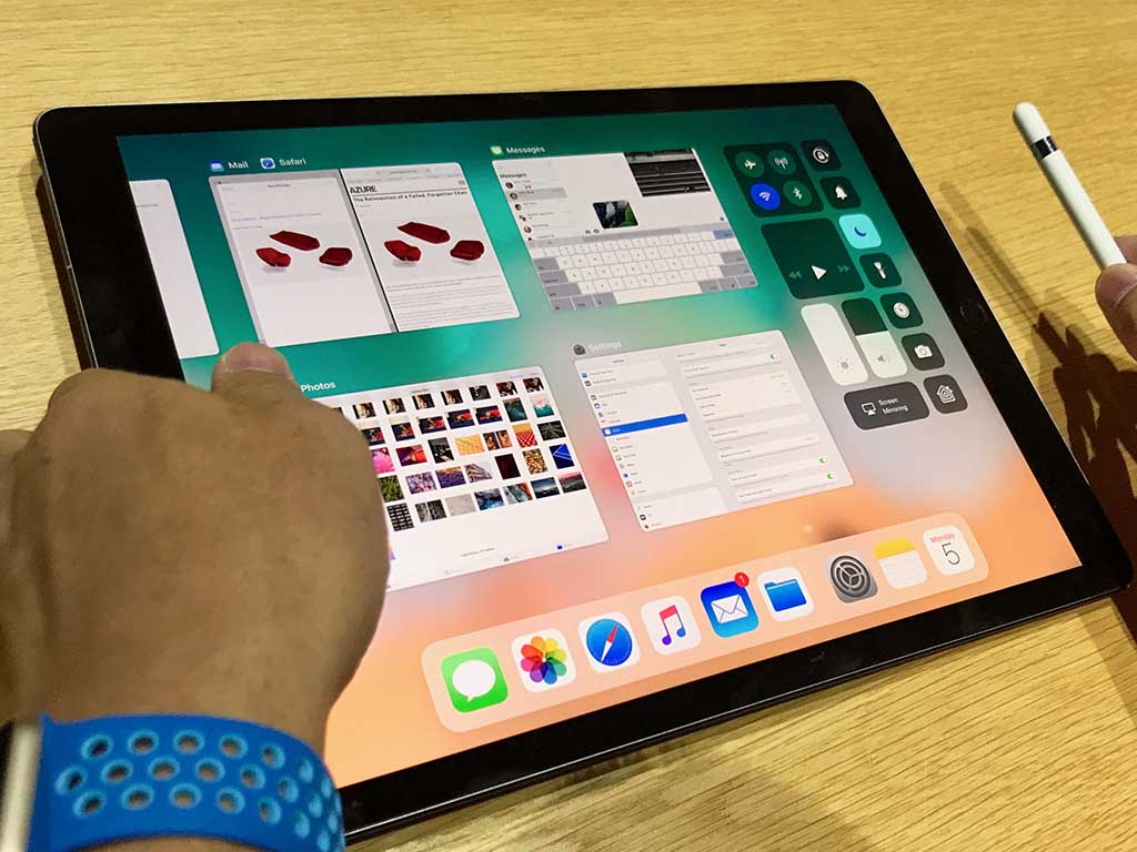 マルチタスクの切り換えも大幅変更。画面下部の「Dock」を活かしつつ、アプリを渡っていく。ファイルのドラッグ&ドロップもサポート