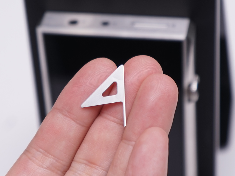 microSDカードを取り出すためのピン