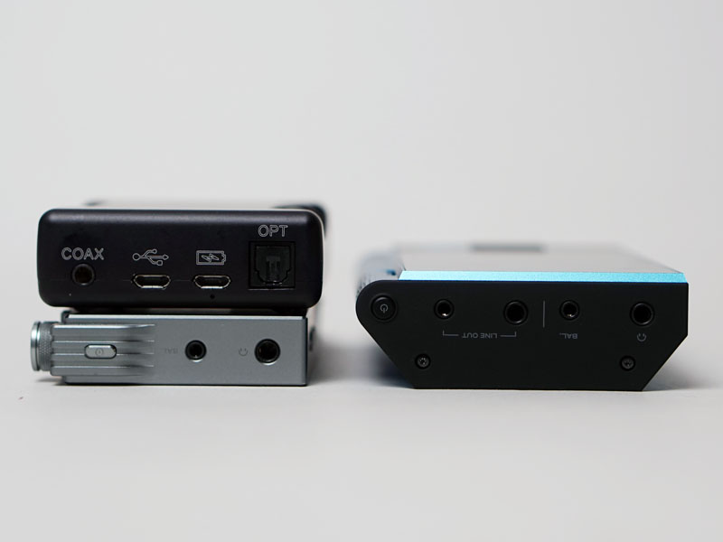 AK100IIに、外部アンプのイメージとしてCHORDの「Mojo」を重ねたところ(左)