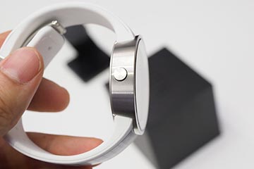 ソニー、電子ペーパー腕時計の進化版「FES Watch U」。スマホで