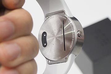 ソニー、電子ペーパー腕時計の進化版「FES Watch U」。スマホで