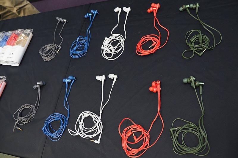 上がスマートフォン対応リモコンマイク付きのMDR-XB55AP、下がリモコンマイクなしのMDR-XB55