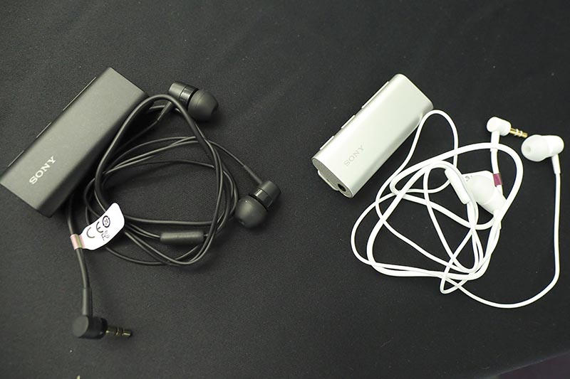 ブラック(左)とシルバー(右)