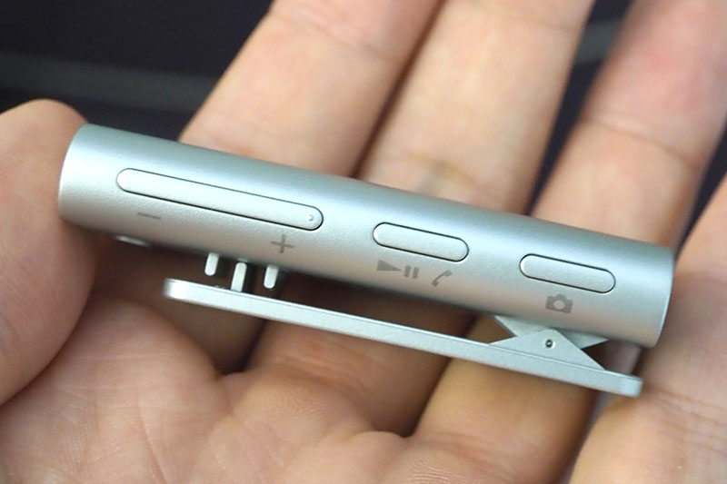 側面の操作ボタン。背面にクリップを装備