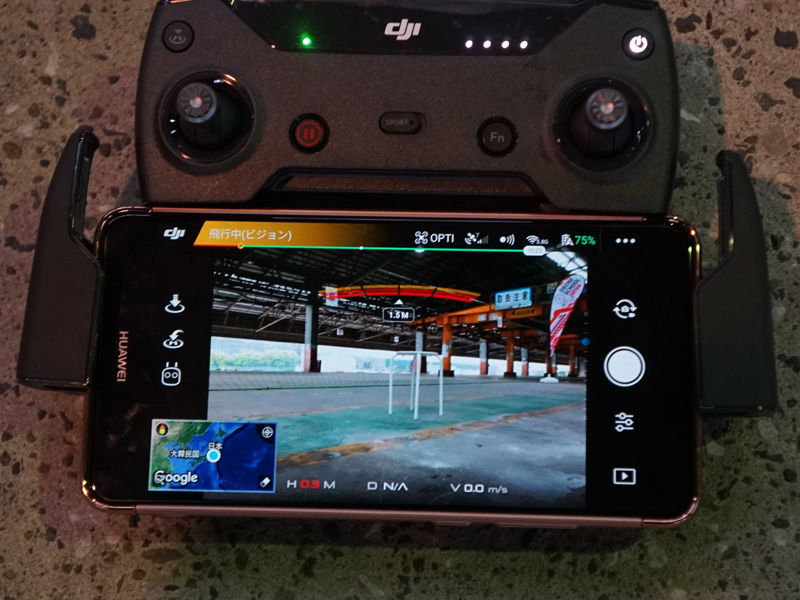 スマホの画面に、Sparkのカメラがとらえた映像が写っているが、中央に「1.5M」という文字と、赤い警告マークが表示されている。これは1.5m先に障害物(椅子)を認識しているという意味だ