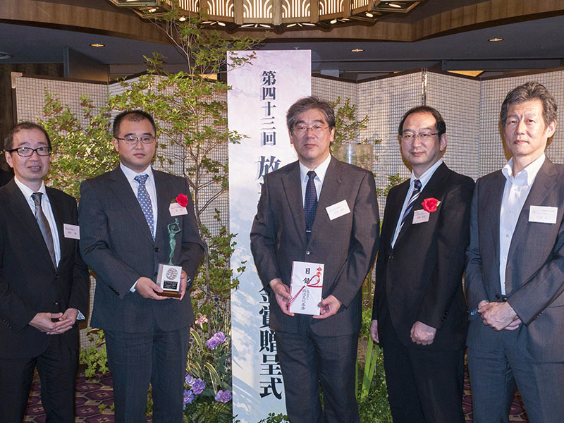 シャープとNHKの開発グループ。左からNHKの増原一衛氏と原哲氏、シャープの吉田育弘氏、NHKの瀧澤和史氏と三谷公二氏