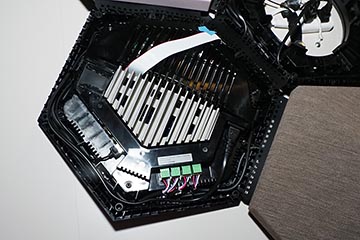 B&O三角スピーカーの壁面設置用台座 壁掛けアンプやスピーカーを自由に組み合わせて音楽再生。B&O