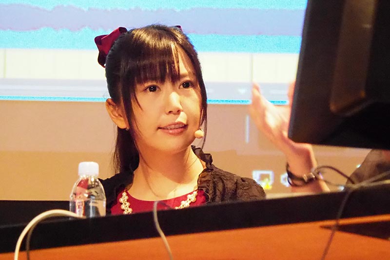 真剣に解説を聞き、的確なコメントを返した小岩井ことりさん