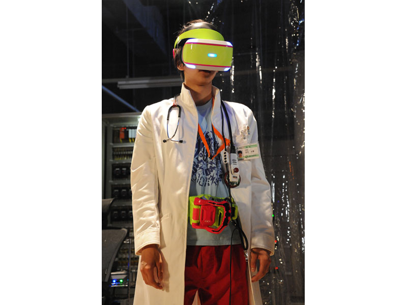 「幻夢VR」を装着した宝条永夢<Br><span class="fnt-70">(C)石森プロ・テレビ朝日・ADK・東映 (C)2017 テレビ朝日・東映AG・東映</span>