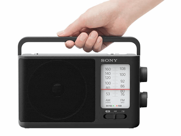 ソニー、4行液晶で日本語表示に対応した名刺ラジオ。大型つまみの携帯