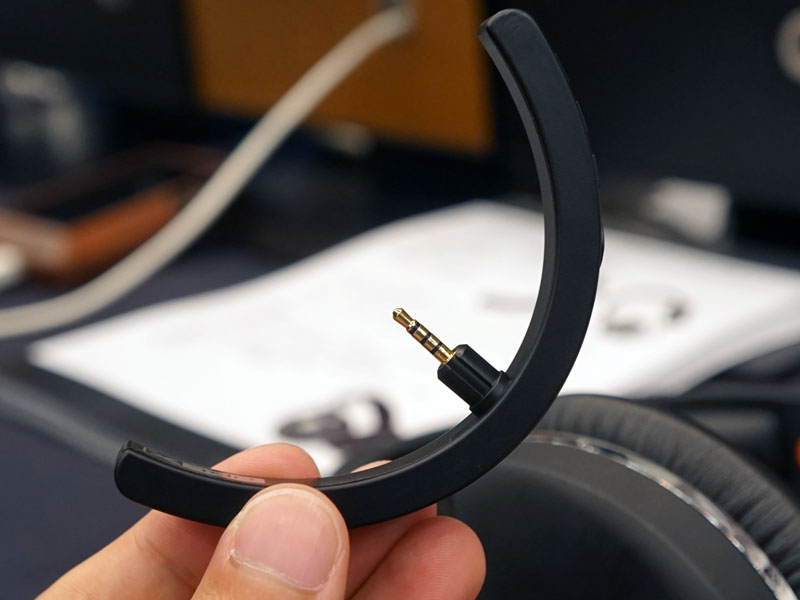 ヘッドフォンのケーブルを外し、そこに「SIRIUS」を装着する