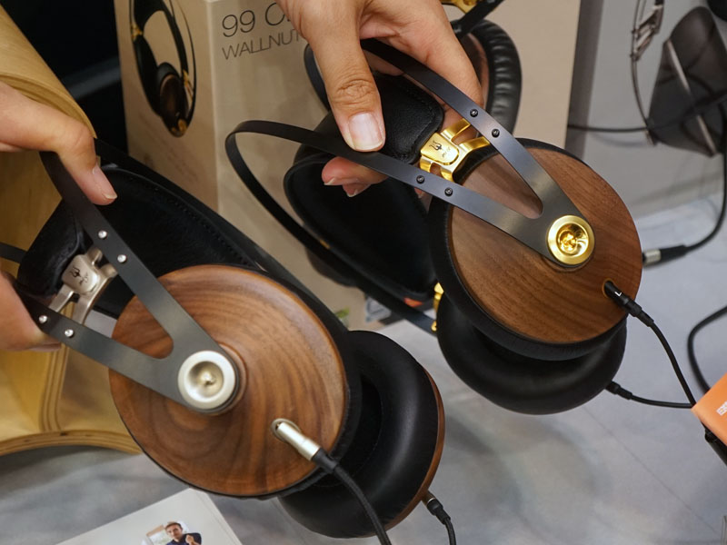 右が99 Classics Walnut Gold