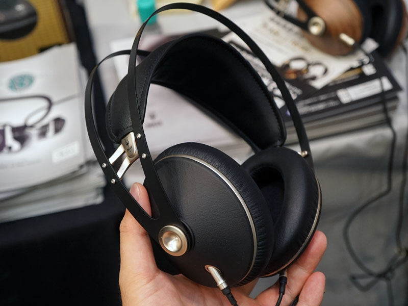 99 Neo。99シリーズのデザインを取り入れたヘッドフォンで、「わずかに異なるサウンドシグネチャを取り入れながらも、99 Classicsと同等の音質クオリティを持っている」という