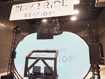 ゴーグル不要で“乗れる8K VR”を体験。座席が動くリアルVRが10月一般