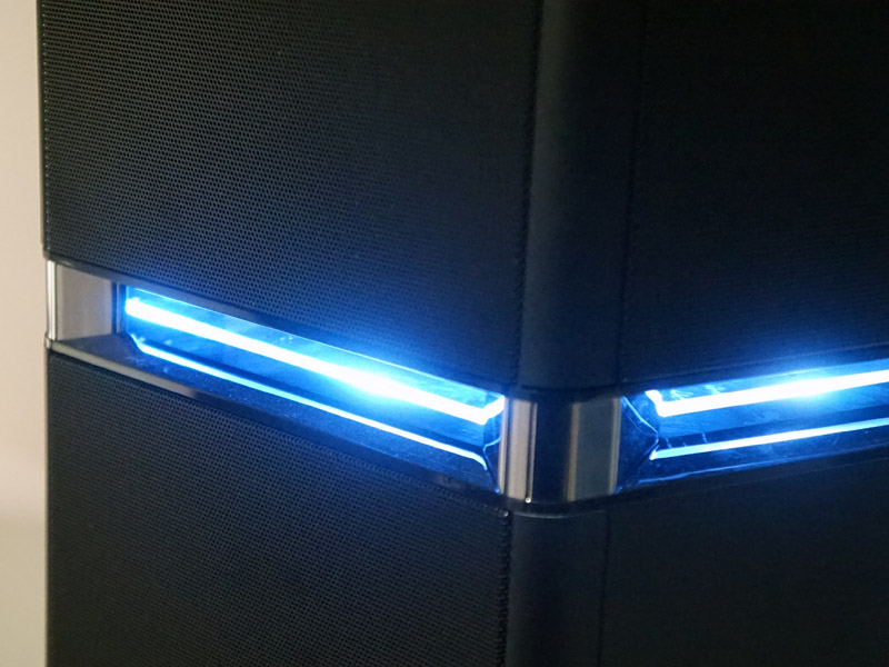 上下の筐体が分割された空間にはLEDライトを備える