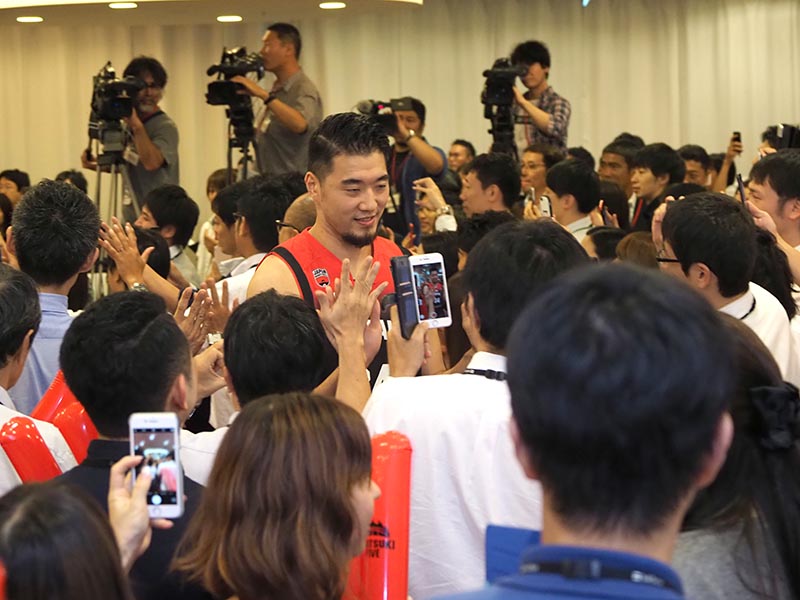600名以上のソフトバンク社員の中を選手が来場