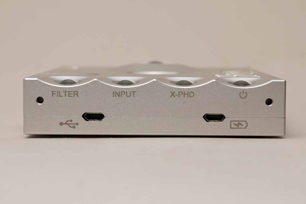 Hugo2の左側面。2つのmicroUSB端子を備える。4つの操作ボタンの名称も印刷されている