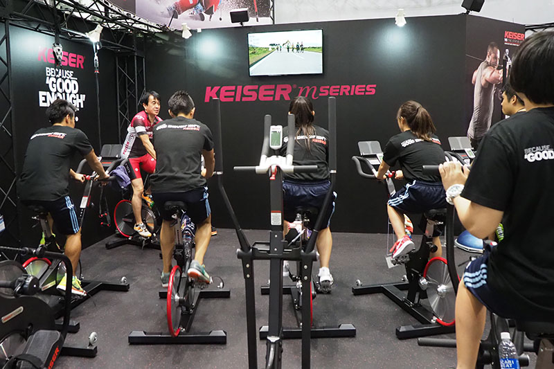 会場では、様々なブースで実際のレッスンやトレーニングのデモなどが行なわれている
