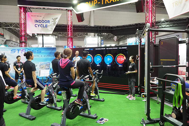 会場では、様々なブースで実際のレッスンやトレーニングのデモなどが行なわれている