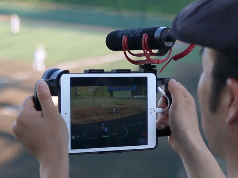 両手でホールドして撮影できる