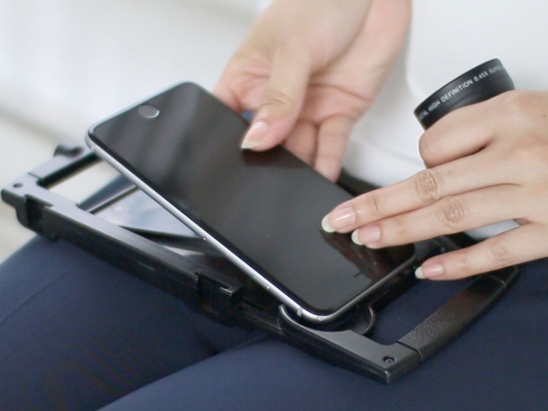 iOgrapherにスマホをはめ込むところ