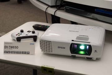 エプソン、タテレンズシフト対応のホームシアター入門プロジェクタ。9