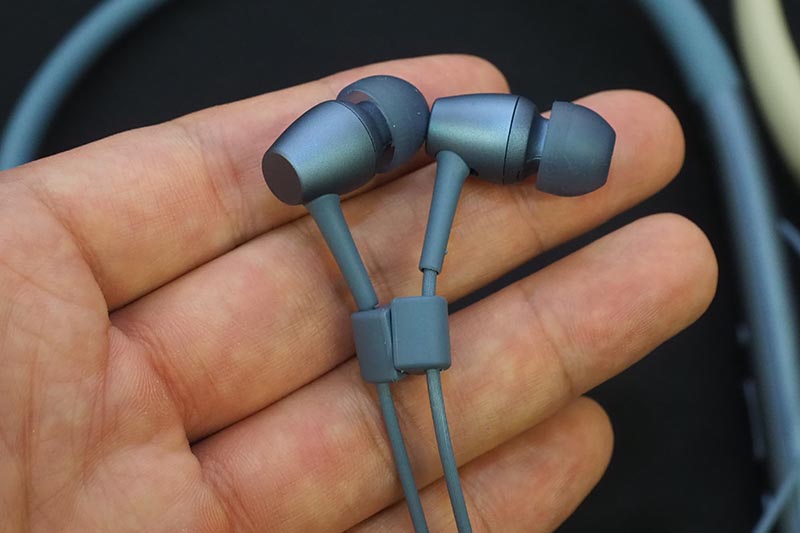 マグネットで左右のイヤフォンをつなげられる