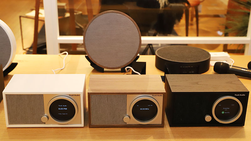 Model One Digital(手前)。左からホワイト/グレイ、ウォルナット/グレイ、ブラック/ブラック