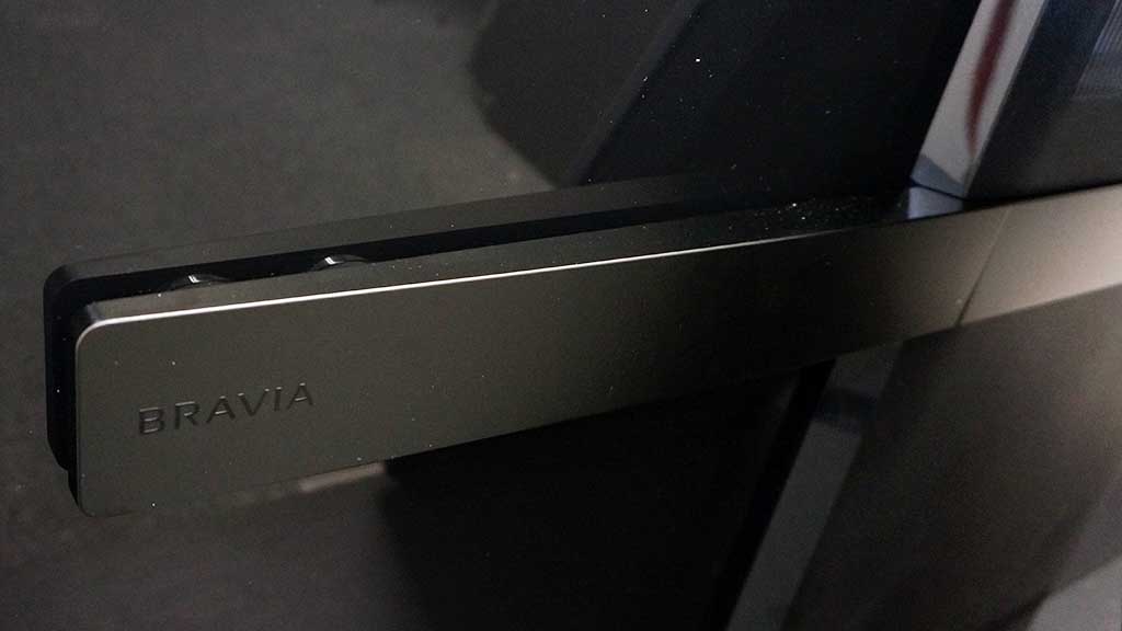 左右に伸びるフレームのような部位の左右の端にそれぞれ2個ずつのアクチュエーターが実装されていて、これが音を鳴らす。低音はスタンド部に内蔵されたサブウーハーが担当