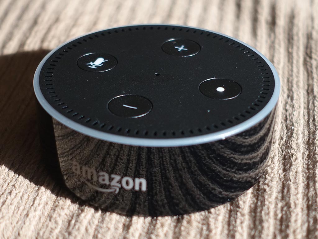 AmazonのEcho Dot。圧倒的な世界トップシェアを誇り、実質的にこのジャンルを支配している。日本への市場投入時期は未定だが、「参入が近い」との噂は根強い