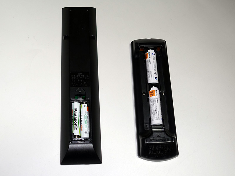 DMP-UB90についていたリモコンは単三電池×2本を使用(右)。DMP-UB900のリモコンは単四電池×2本(左)