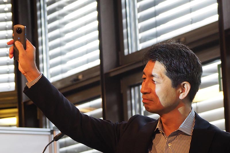 リコー 新規事業開発本部 SV(Smart Vision)事業開発センター所長の大谷渉氏がTHETAを披露