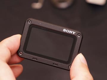 ソニーの超小型カメラ「RX0」は約8万円で10月発売。1インチセンサー ソニーの超小型カメラ「RX0」は約8万円で10月発売。1インチセンサー