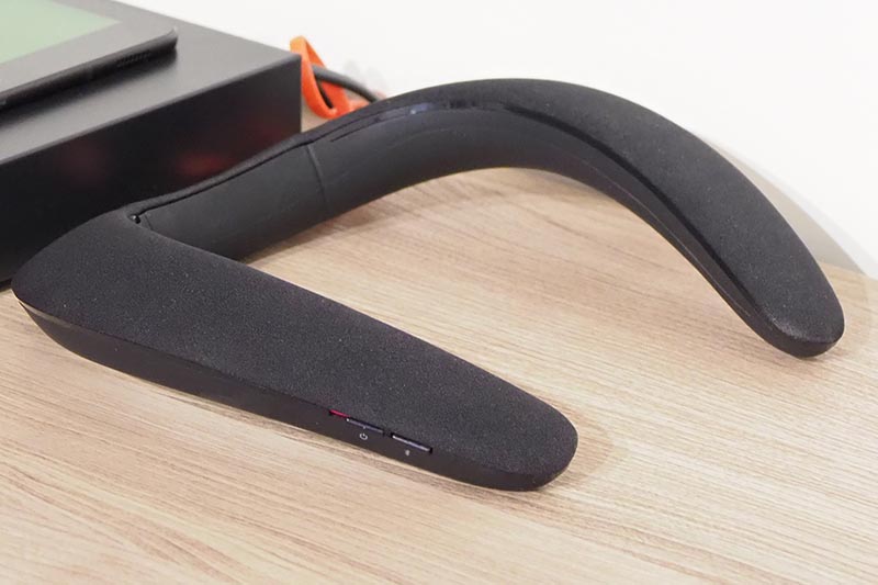 販売中のネックバンド型スピーカー「Soundgear」。VRヘッドセットなどとの組み合わせを想定