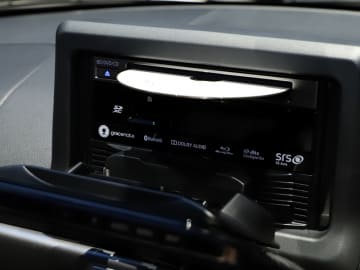 パナソニック、首振りできる9型大画面のハイレゾストラーダ「CN-F1XD