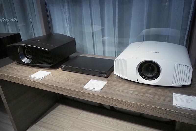 ソニーがプロジェクタを展示したシアタールーム