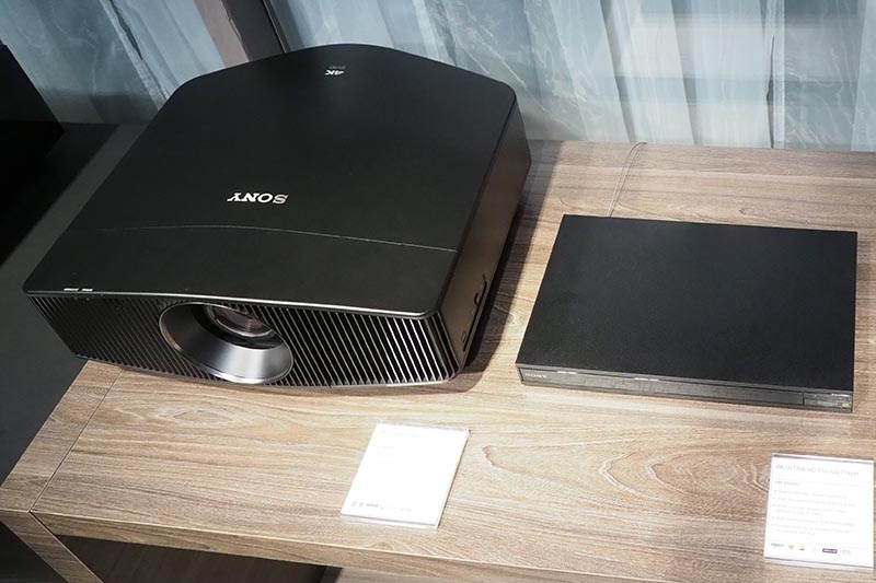 VW760ESは、レーザー光源ながら小型筐体を実現。右はUHD Blu-rayプレーヤーの「UBP-X1000ES」